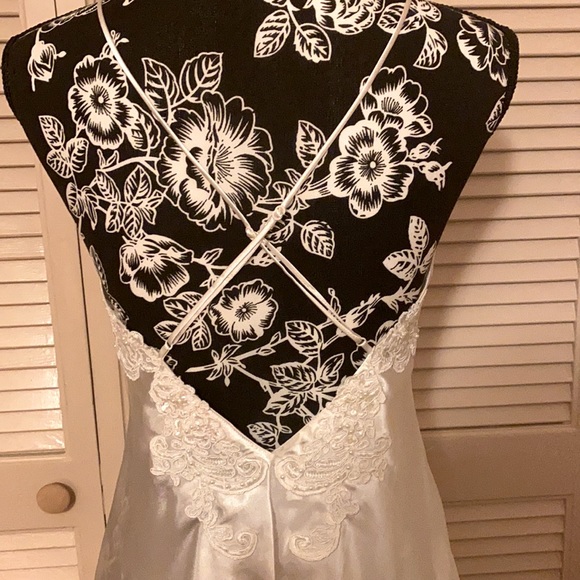 Victoria’s Secret Bridal Pearl Embroidered Night Gown - Picture 6 of 7